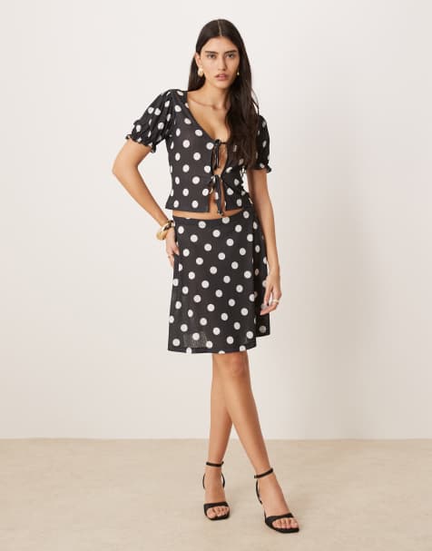 ASOS DESIGN - Sort ribstrikket nederdel med lav talje, akavet længde og polkaprikker i tørt materiale - view 1