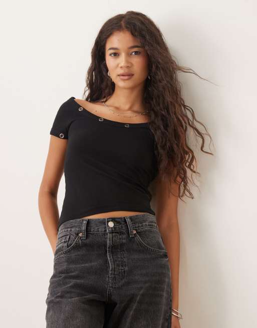 ASOS DESIGN - Sort, ribstrikket og kortærmet top med bred hals og nitter