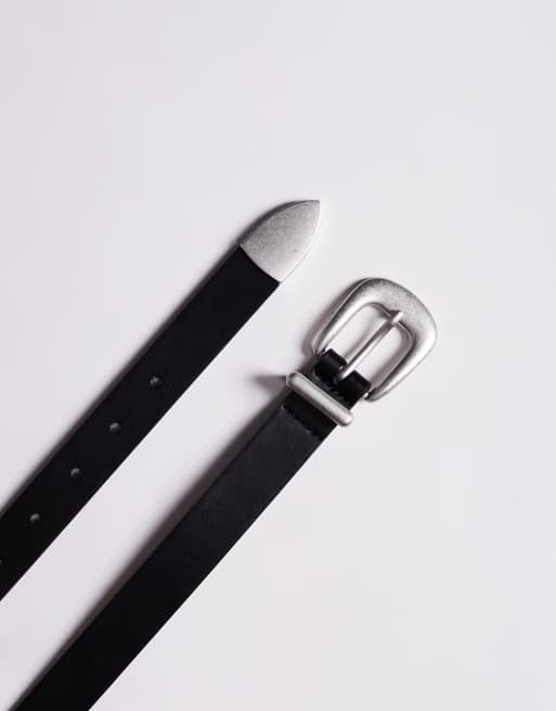 ASOS DESIGN - Sort skinny-bælte i imiteret læder med buet spænde og metalspidser, 2 af 3