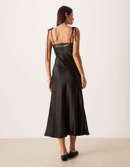 ASOS DESIGN - Sort slip-midikjole i satin med hybrid-design og PU-skåle samt cami-stropper, 2 af 4