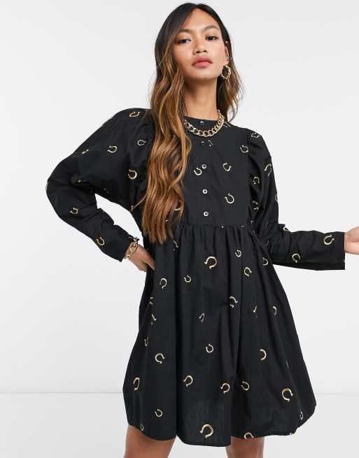 ASOS DESIGN - Sort smock minikjole med knapper og hestesko-broderi