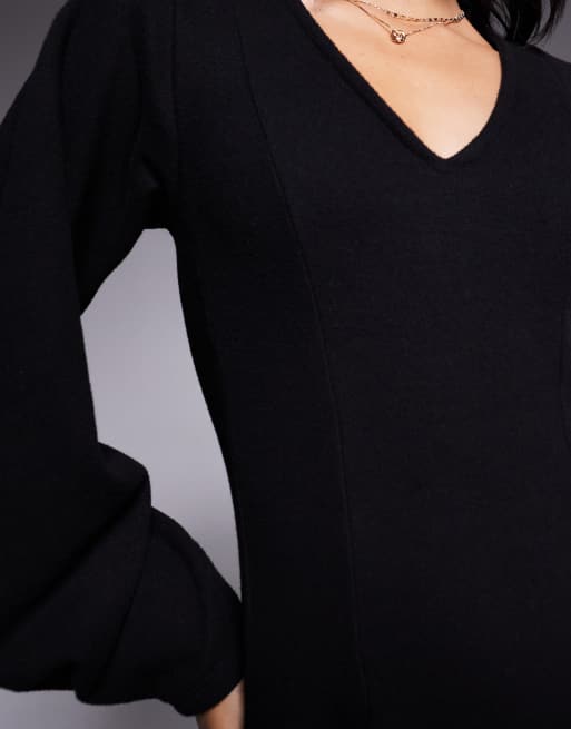 ASOS DESIGN - Sort, superblød og figursyet minikjole med V-hals, sømdetaljer og flagrende kant, 2 af 4