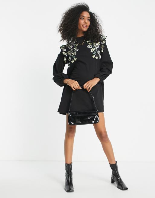 ASOS DESIGN - Sort swing-minikjole med flæser på skuldrene og margueritbroderi
