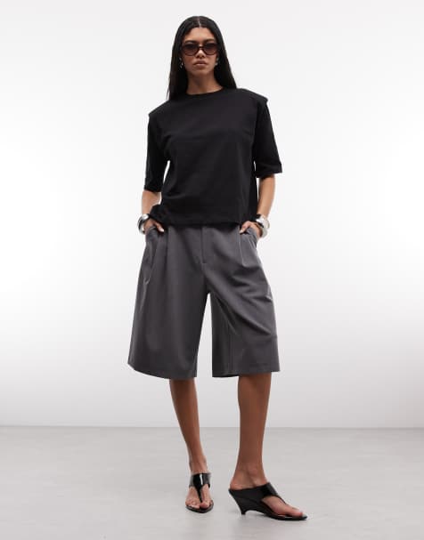 ASOS DESIGN - Sort T-shirt i Regular Fit med skarpe skulderpuder - view 1
