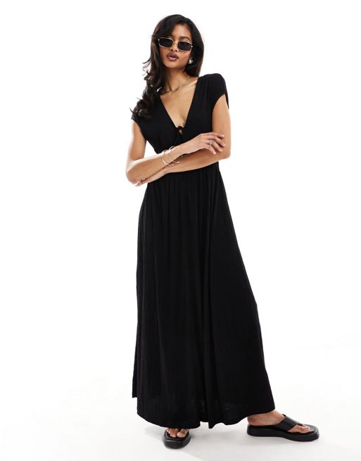 FhyzicsShops DESIGN - Sort tea-kjole i midaxi-længde med V-hals med bindebånd og korte ærmer i krølstof