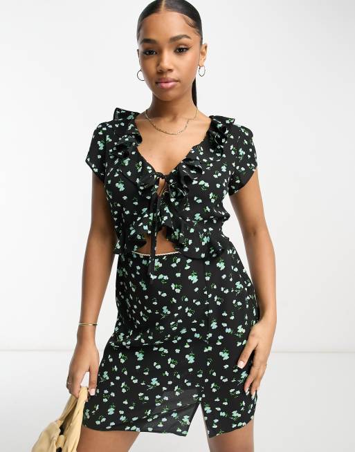 ASOS DESIGN - Sort tea-minikjole med blondekant og flæser på overdelen i småblomstret print