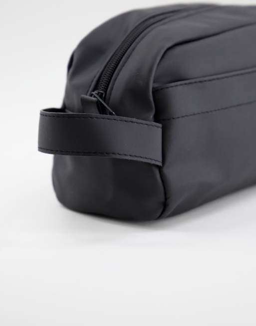 ASOS DESIGN - Sort toilettaske i belagt, imiteret læder, 2 af 4