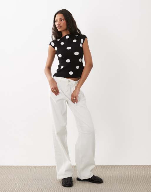 ASOS DESIGN - Sort top i fin strik med smal halsudskæring og polkaprikker, 2 af 4