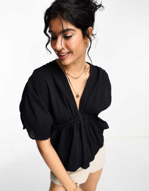 ASOS DESIGN - Sort top med dyb udskæring og bindebånd i siden i krølstof