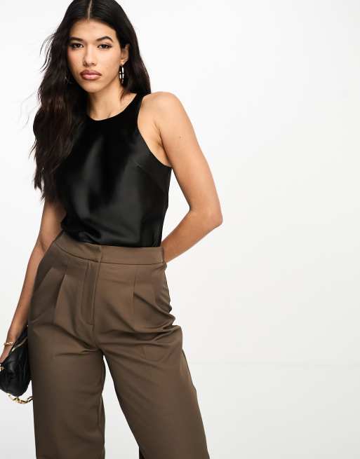 ASOS DESIGN - Sort top med racerryg i satin