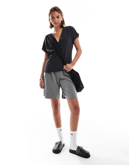 ASOS DESIGN - Sort top med V-hals og korte ærmer 