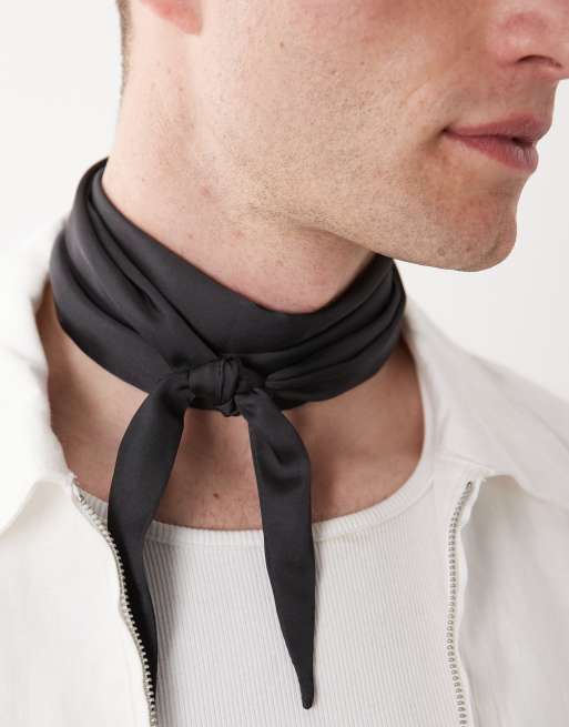 ASOS DESIGN - Sort trekantet tørklæde i satin, 2 af 3