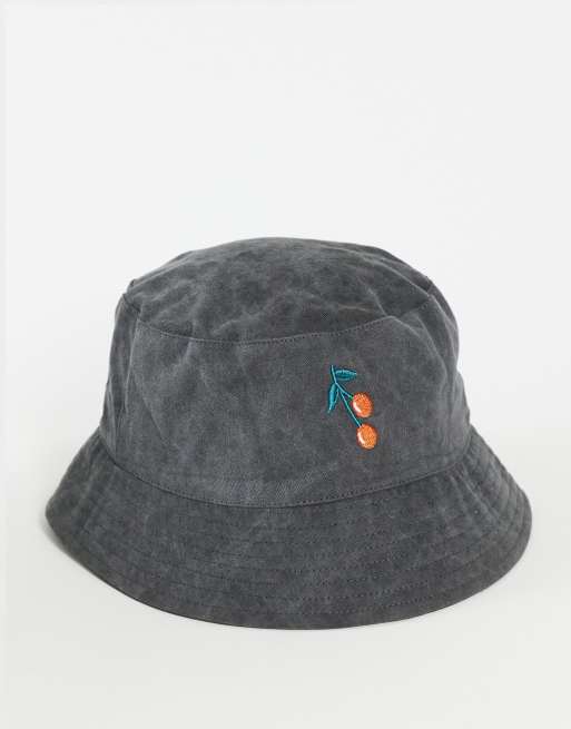 ASOS DESIGN - Sort vasket bøllehat med kirsebærbroderi