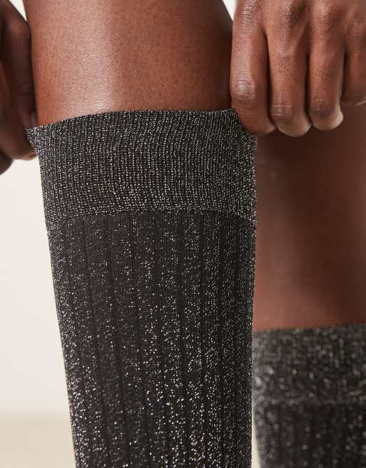 ASOS DESIGN - Sorte knæsokker i fin ribstrik med sølvfarvet glimmer, 2 af 3
