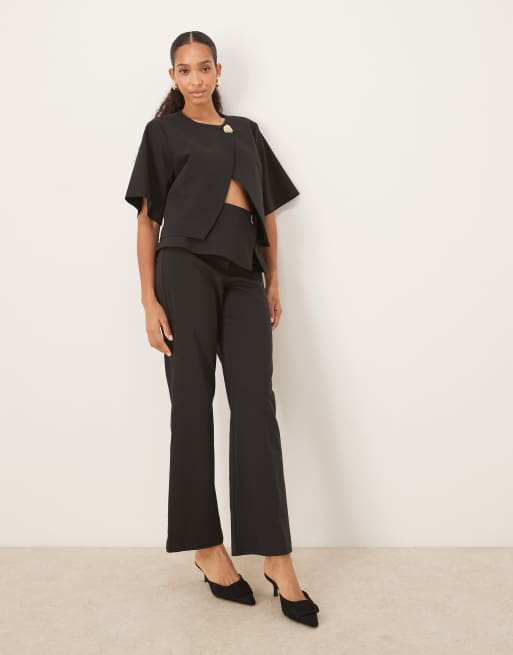 ASOS DESIGN - Sorte skræddersyede bukser med lige ben og foldelinning og guldfarvet knap 