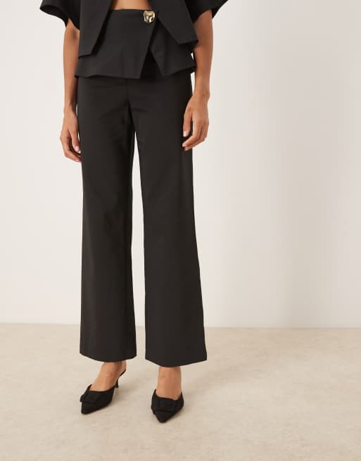 ASOS DESIGN - Sorte skræddersyede bukser med lige ben og foldelinning og guldfarvet knap , 2 af 4