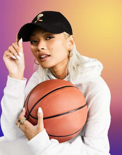 ASOS DESIGN – Space Jam: A New Legacy – Baseball-Kappe in Schwarz mit Tweety-Stickerei, 2 von 4