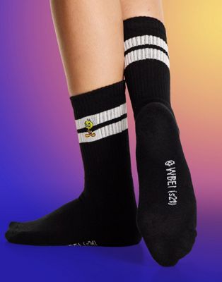 ASOS DESIGN – Space Jam: A New Legacy – Socken in Schwarz mit Tweety-Stickerei
