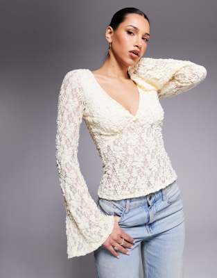 ASOS DESIGN - Spitzen-Oberteil in Buttermilchgelb mit tiefem Ausschnitt und Trompetenärmeln