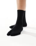 [ASOS DESIGN] ASOS DESIGN split toe socks in black One Size BLACK