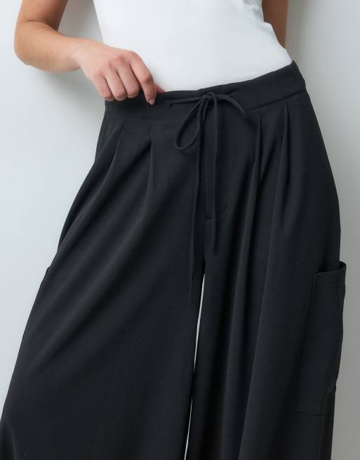 ASOS DESIGN spodnie cargo z szerokimi nogawkami ze ściągaczem w kolorze czarnym, 4 z 5