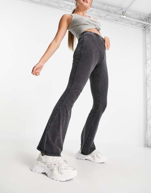 ASOS DESIGN – Spodnie dzwony w odcieniu spranego grafitu