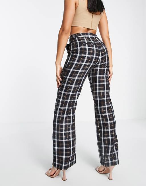ASOS DESIGN – Spodnie garniturowe w stylu lat 70. z prostymi nogawkami i wzorem w kratę, 4 z 4