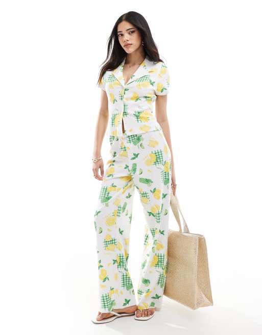 ASOS DESIGN – Spodnie o fasonie bokserek z szerokimi nogawkami, z nadrukiem z motywem lemoniady, część zestawu