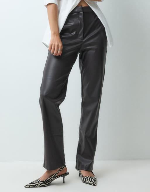 ASOS DESIGN Spodnie o prostych nogawkach z imitacji skóry w kolorze ciemnobrązowym, 3 z 5