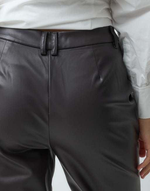 ASOS DESIGN Spodnie o prostych nogawkach z imitacji skóry w kolorze ciemnobrązowym, 4 z 5