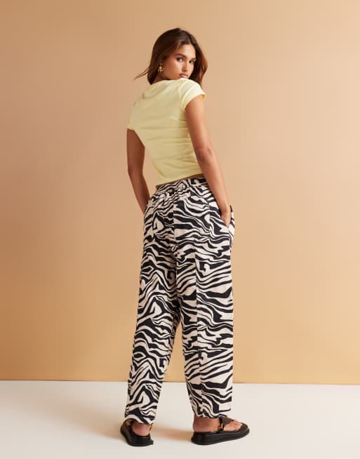 ASOS DESIGN – Spodnie z baryłkowymi nogawkami we wzór w paski zebry, 3 z 5
