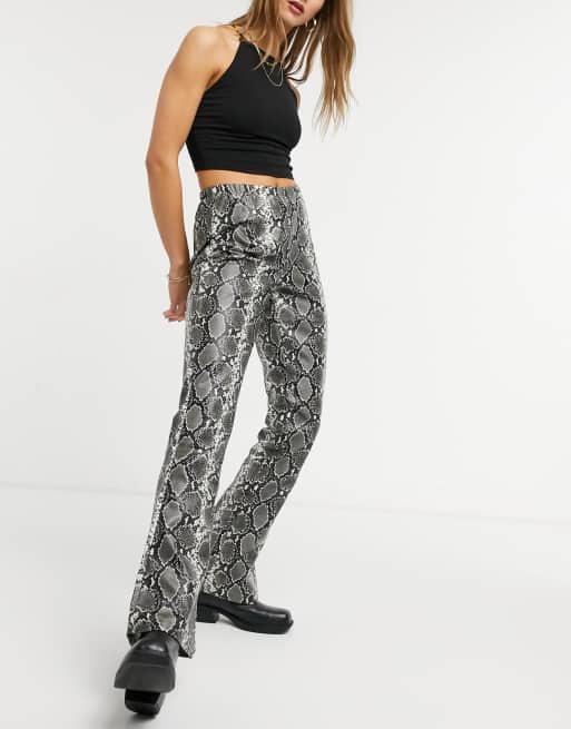 ASOS DESIGN – Spodnie z imitacji skóry węża z rozszerzanymi nogawkami