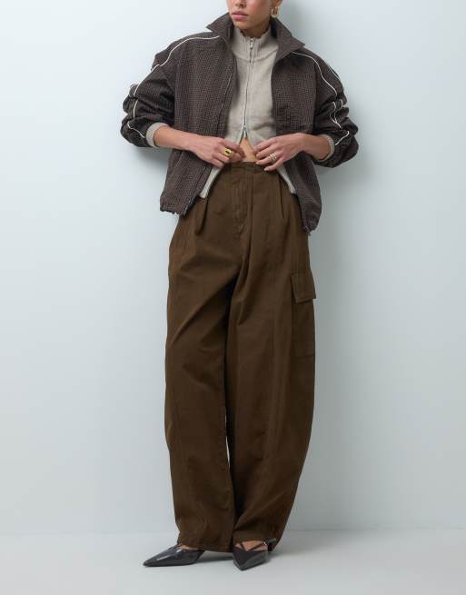 ASOS DESIGN spodnie z plisowanym detalem w pasie w kolorze czekoladowym, 2 z 5