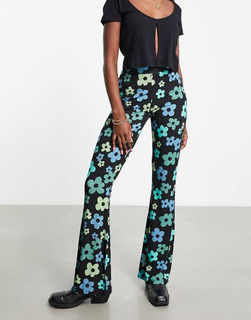 ASOS DESIGN – Spodnie z rozszerzanymi nogawkami w niebieski kwiatowy wzór