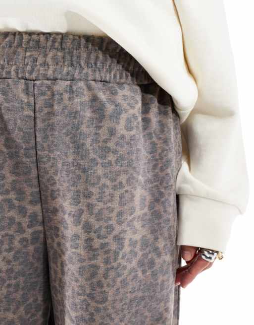 ASOS DESIGN – Spodnie z wywiniętymi nogawkami z materiały typu scuba w panterkę, 2 z 5