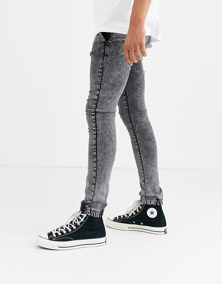 ASOS DESIGN spray on jeans i kraftfuldt strækbart materiale med joggerstil i grå