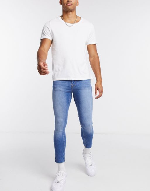 ASOS DESIGN – Spray-on-Jeans mit extrem kurzem Schnitt, unverarbeitetem Saum und Power-Stretch in Mittelblau