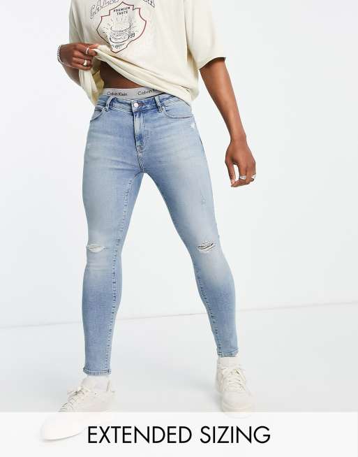ASOS DESIGN – Spray-on-Jeans mit Power Stretch und Used-Optik in hellblauer Waschung