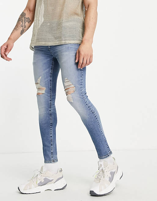 ASOS Herren Kleidung Hosen & Jeans Jeans Skinny Jeans Spray on jeans with powerstretch in mid wash with knee rips and abrasions 