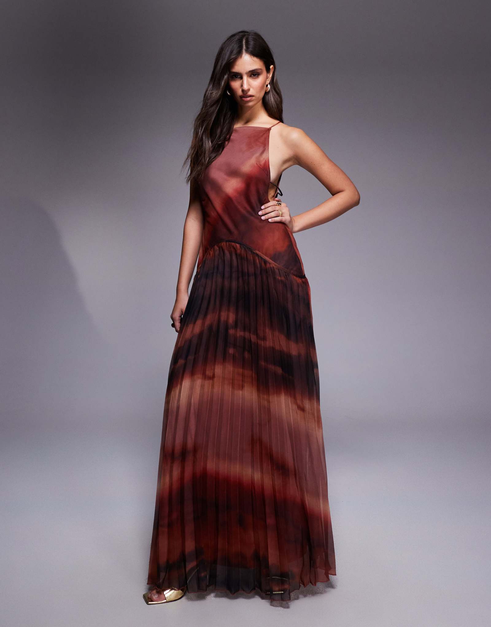 ДИЗАЙНЕРСКОЕ макси-платье ASOS с квадратным вырезом и заниженной талией и плиссированной юбкой с принтом омбре