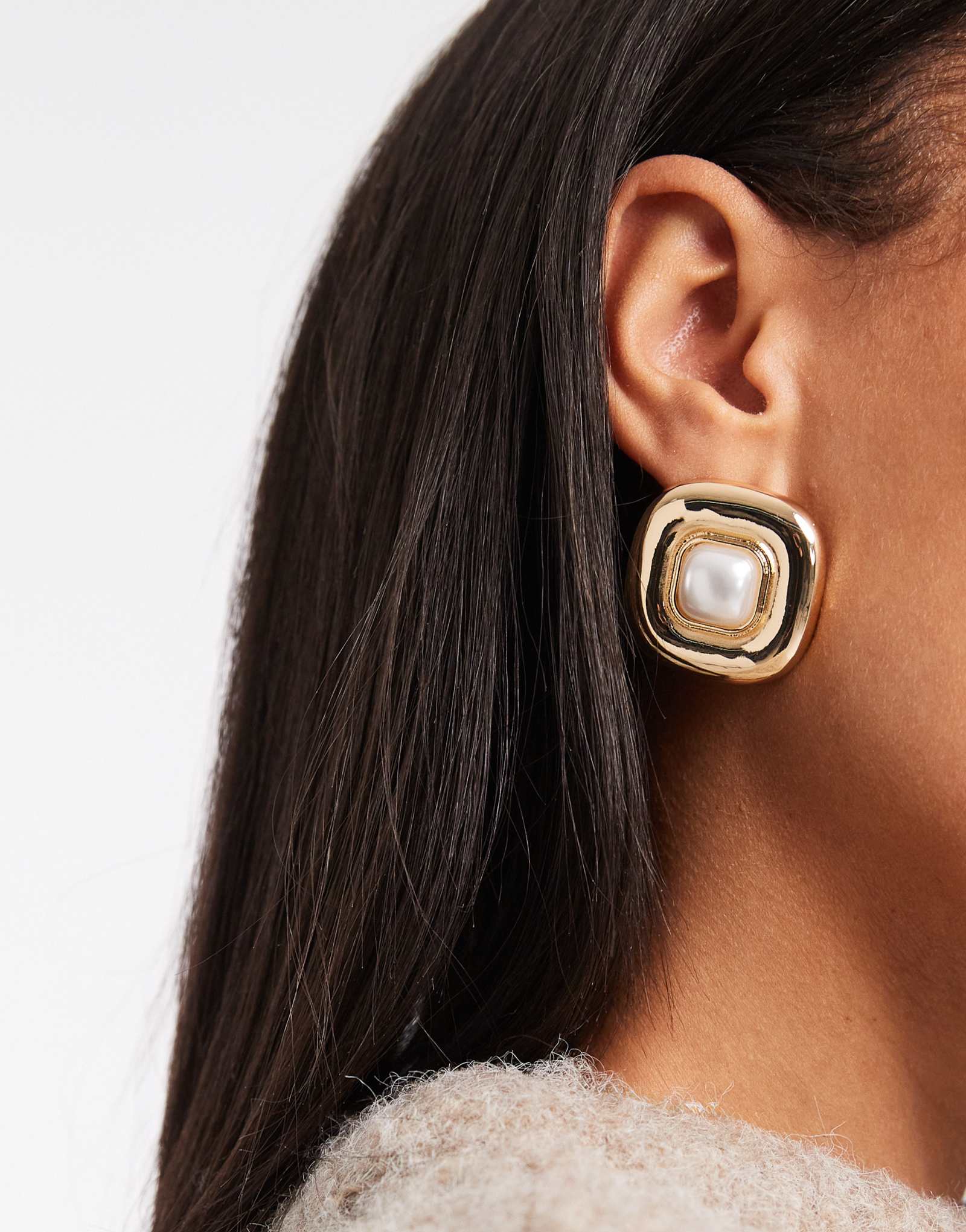 ДИЗАЙНЕРСКИЕ квадратные серьги-гвоздики ASOS с искусственным жемчугом в центре золотого оттенка
