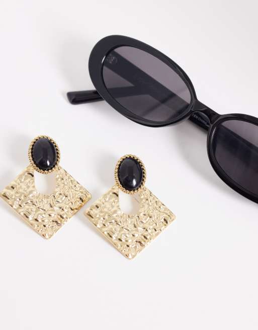 ASOS DESIGN squared earrings with black stone detail in hammered gold tone, 2 of 4