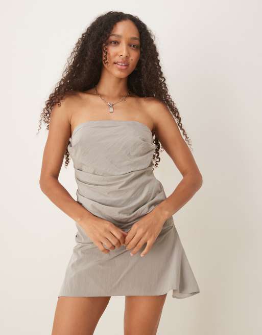 ASOS DESIGN – Srebrna profilowana sukienka mini z dekoltem bandeau, 4 z 4