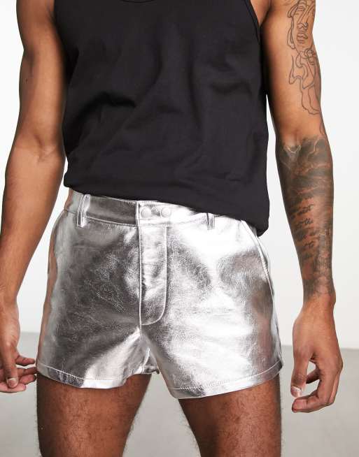 ASOS DESIGN – Srebrne dopasowane bardzo krótkie szorty z imitacji skóry 