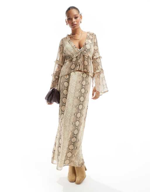 ASOS DESIGN - Sæt med bluse med flæsedetaljer og maxinederdel med slangeprint i chiffon