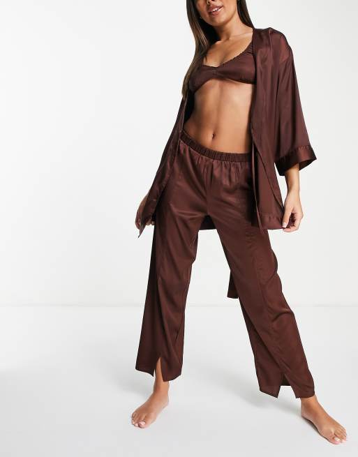 ASOS DESIGN - Sæt med bralette, bukser og pyjamaskåbe i chokoladefarvet satin, 2 af 4