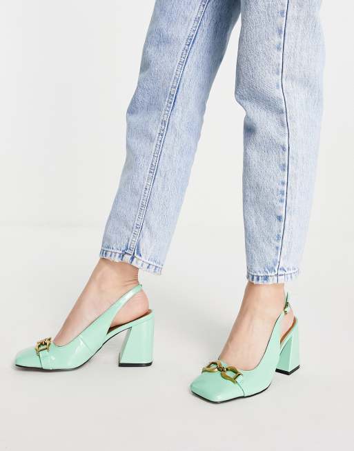 ASOS DESIGN – Stable – Absatzschuhe in Grün mit Trensen-Verzierung und Fersenriemen