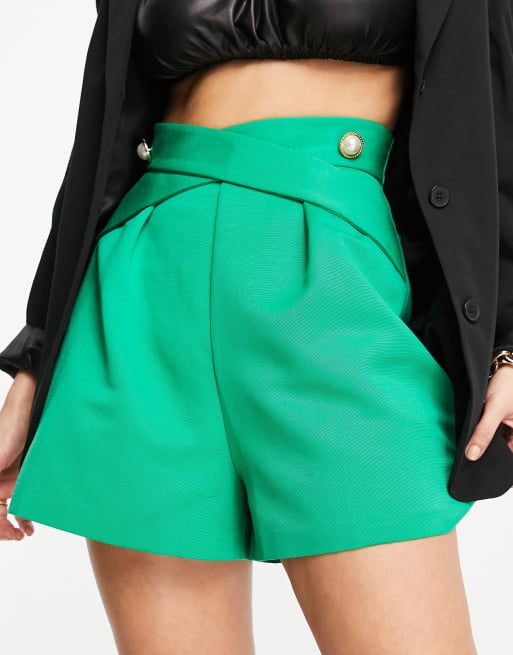 ASOS DESIGN - Stadse short met gekruiste taille en parelknoopje in groen