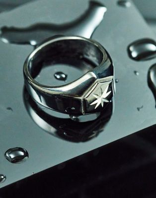 ASOS DESIGN waterproof stainless steel signet ring with star in black - BLACK