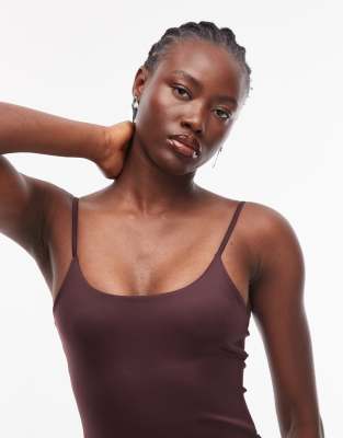 ASOS DESIGN - Stark figurformender Body in Schokobraun mit schmalen Trägern-Brown